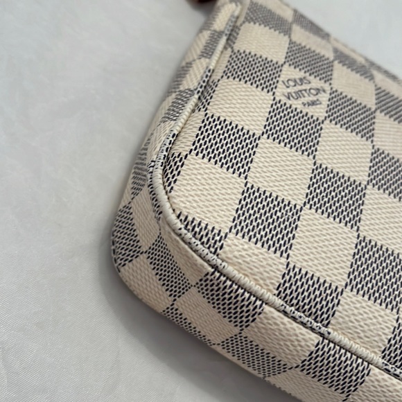 LOUIS Vuitton Pochette Accessories - Picture 9 of 15